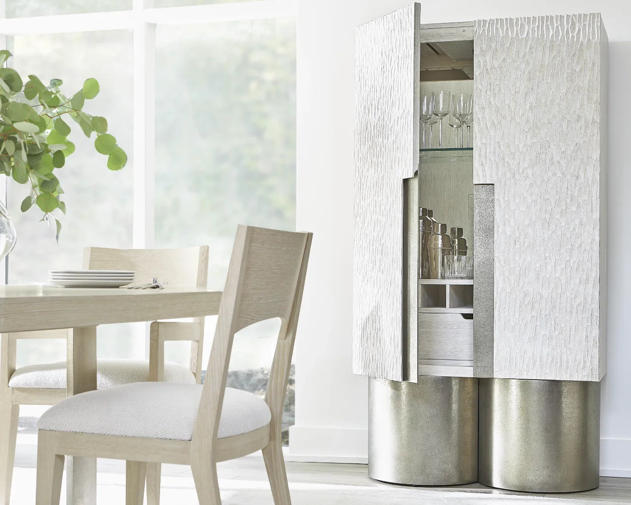 How to Design a Luxury Dining Room in a Beach Home