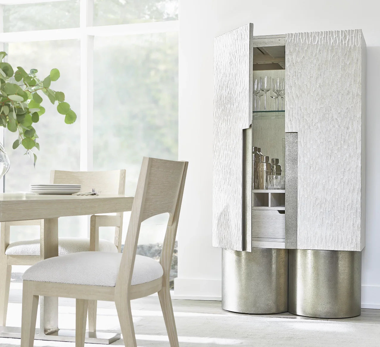 How to Design a Luxury Dining Room in a Beach Home